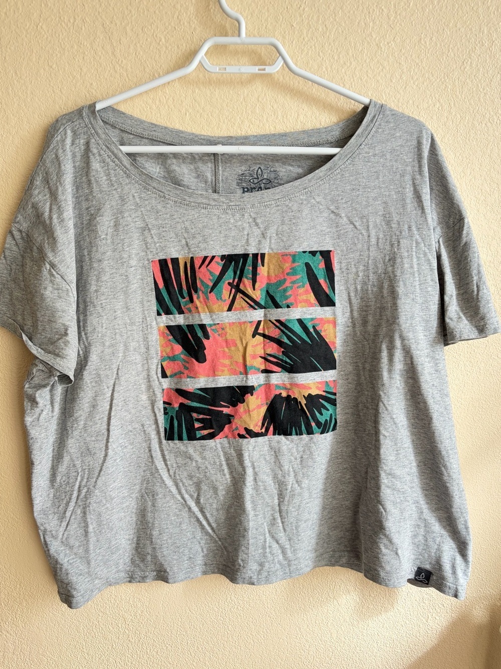 prAna Graphic Tee Women’s Grey Short Sleeve T-Shirt Tropical Print Casual Boho - Picture 4 of 7